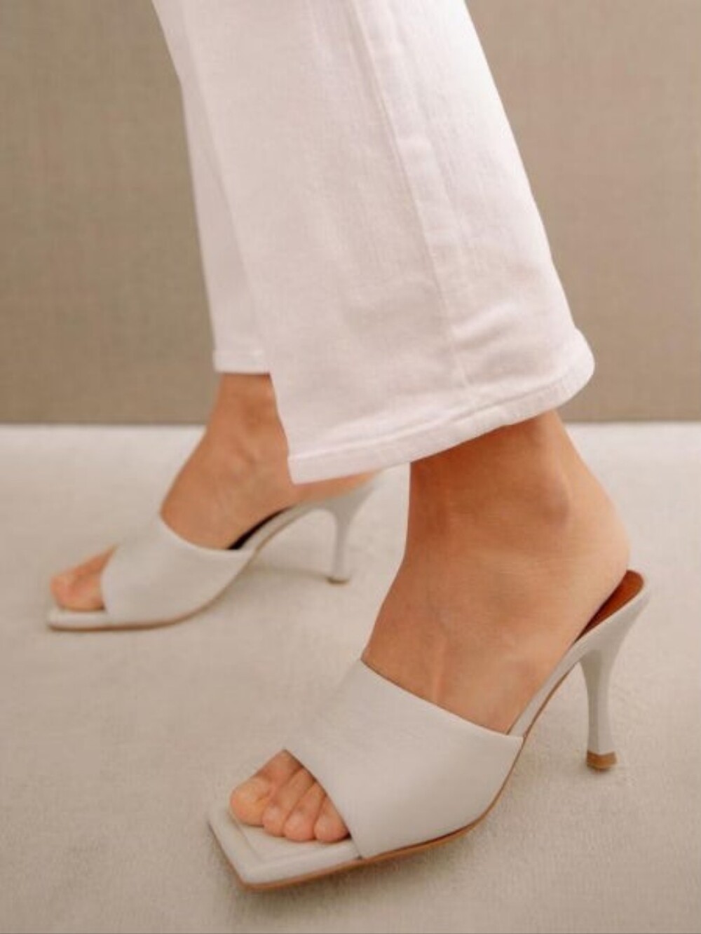 NIB ALOHAS Puffy White Heel Size 40 (9)